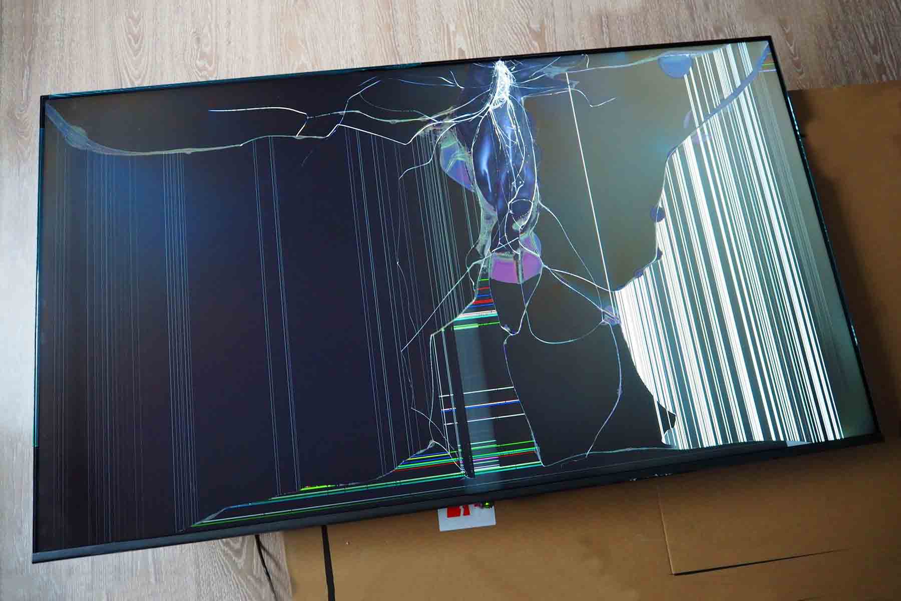 Pantalla de TV dañada antes de reparación en Puebla