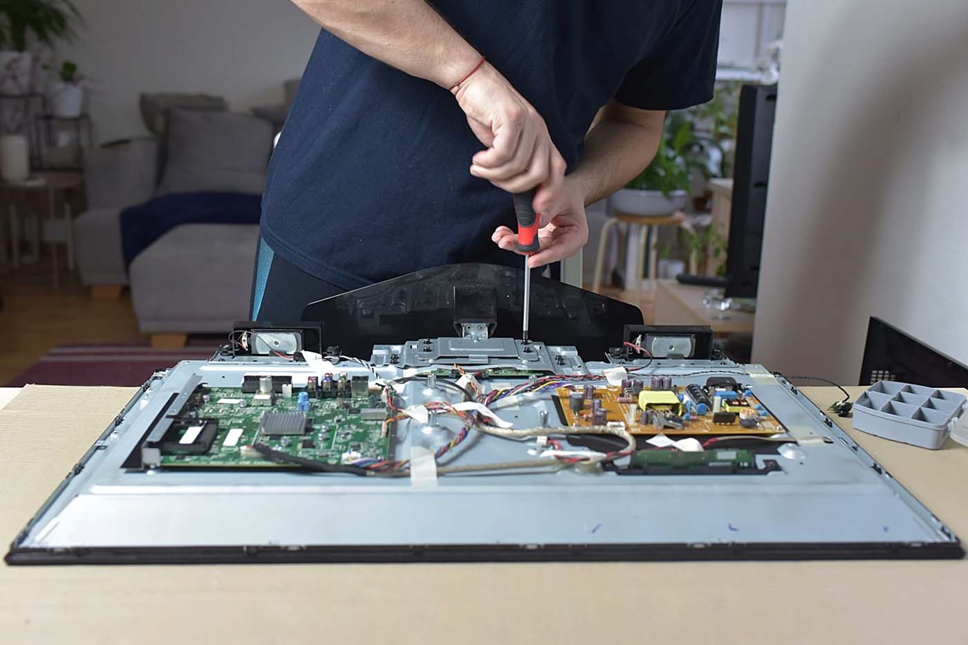 Técnico reparando televisor LG en Puebla